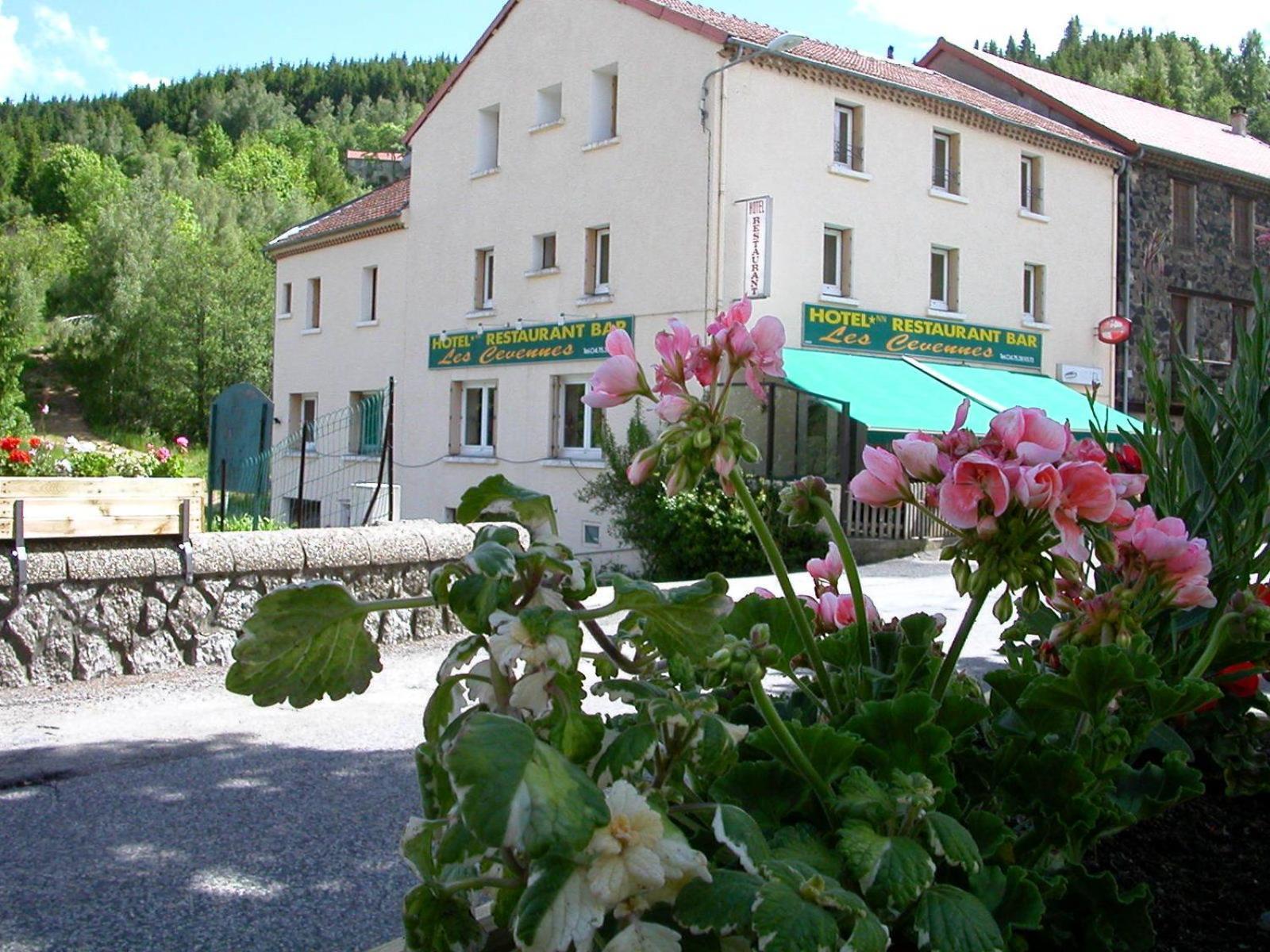 Logis Hotel Restaurant Les Cevennes Saint-Cirgues-en-Montagne Exteriör bild