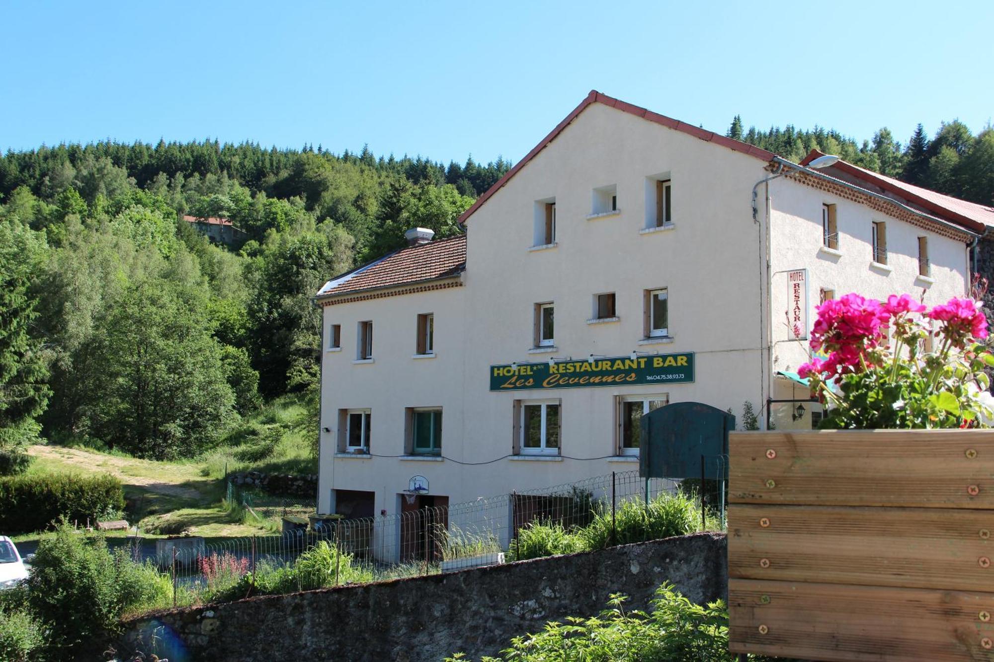 Logis Hotel Restaurant Les Cevennes Saint-Cirgues-en-Montagne Exteriör bild